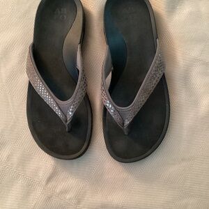 Abeo laguna flip flops size 7N grey metallic